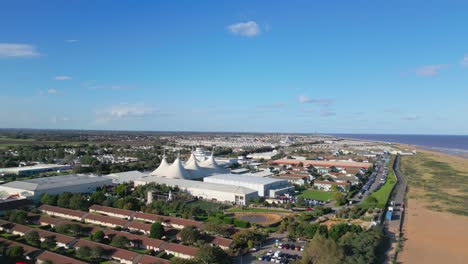 Imágenes-Aéreas-De-Drones-Del-Famoso-Campamento-De-Vacaciones-De-Butllins-Con-Sede-En-La-Ciudad-Costera-De-Skegness,-Lancashire,-Reino-Unido