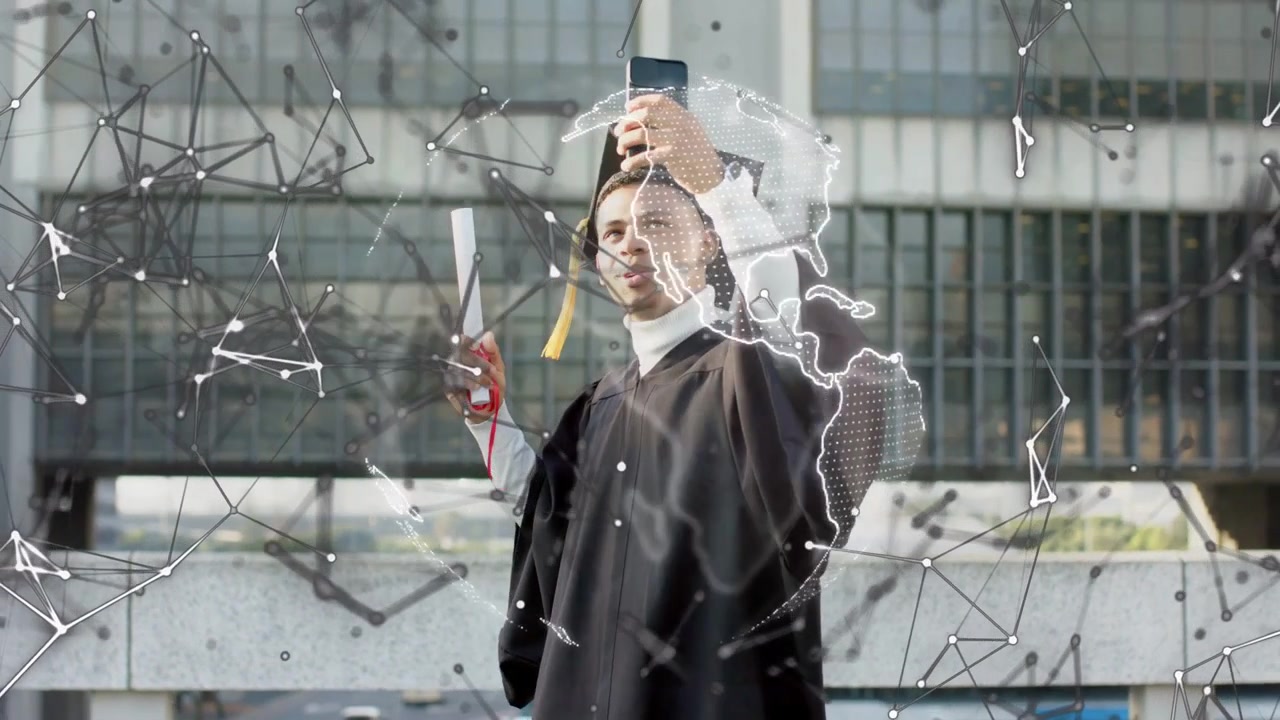 Uomo che si scatta un selfie con il telefono mentre tiene in mano un diploma su una terrazza, con una sovrapposizione di un globo celebrativo.