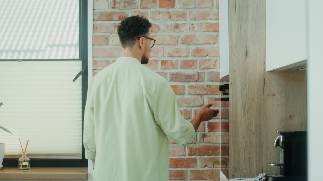 hombre en la cocina interactuando con los aparatos