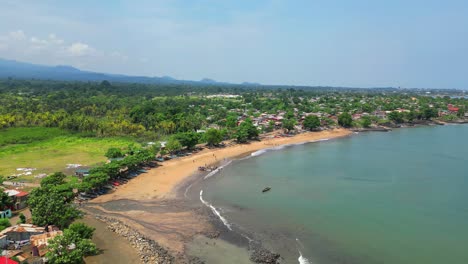 vista circular aérea de la playa de melao, una playa conocida por ser un gran pueblo de pescadores en são tomé, áfrica