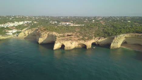 cueva de benagil en portugal por drone