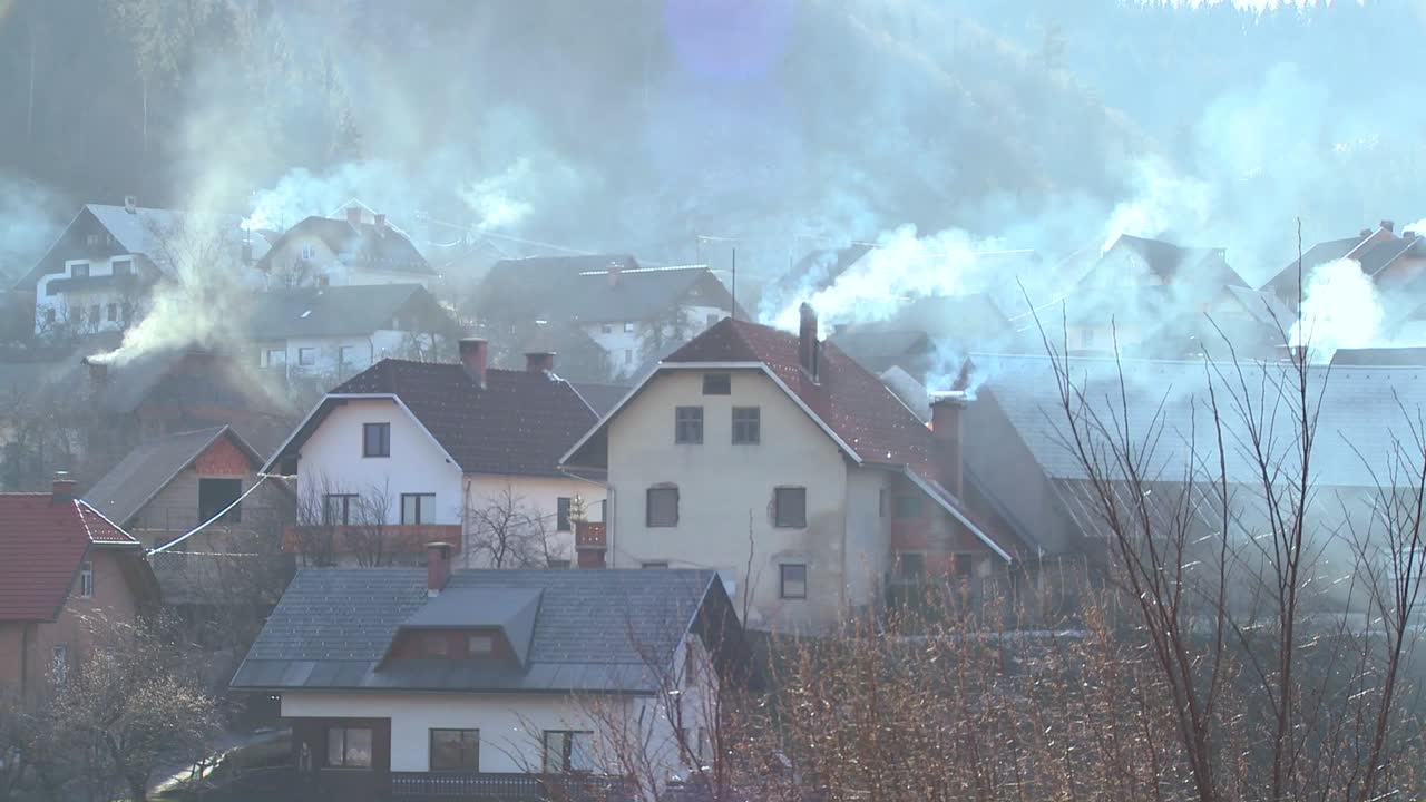 동유럽의 마을은 나무와 석탄을 태워 환경을 오염시킵니다 2