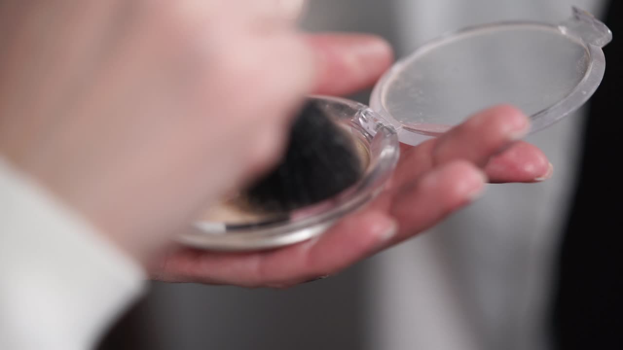 얼굴 파우더를 적용하는 것