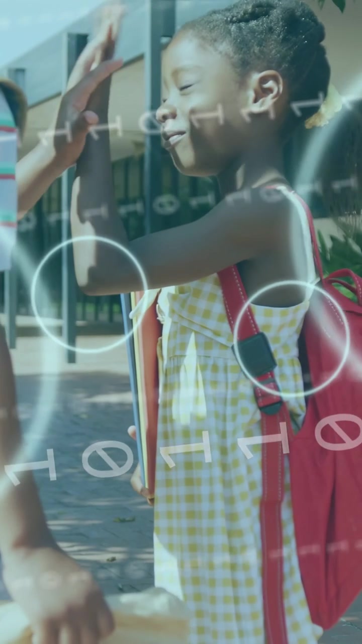 Vídeo vertical: Menina falando e menino cumprimentando, batendo as mãos, caminhando para a escola, com ícones de UI sobrepostos.