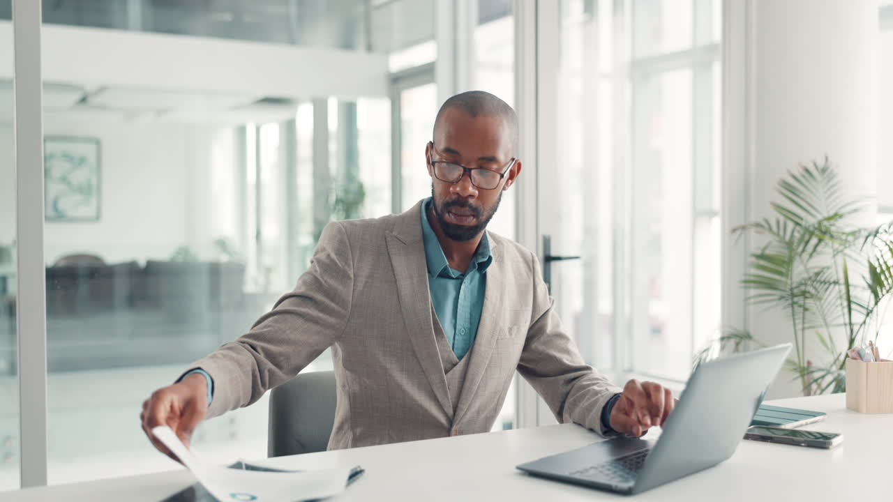 Homme d'affaires travaillant au bureau
