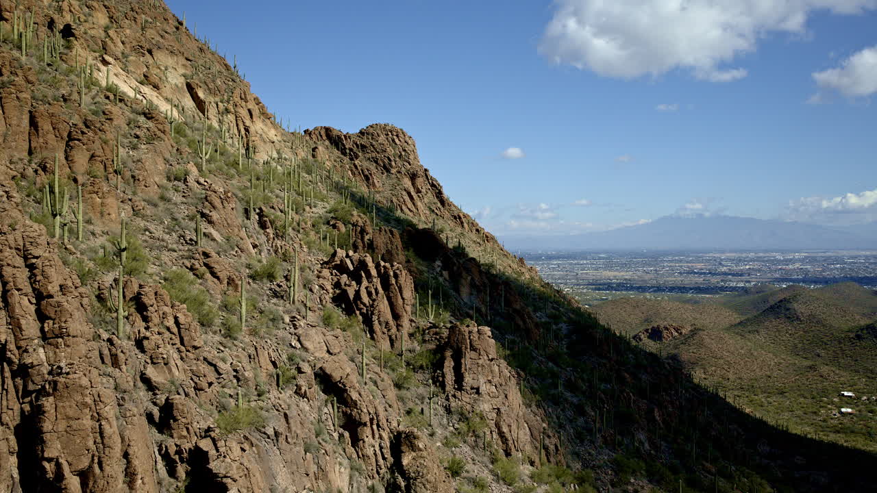 dramáticas sombras de nubes corren a través del paisaje desértico a través de drones