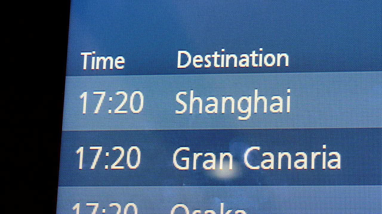 la lista de vuelos de destino en la pantalla azul