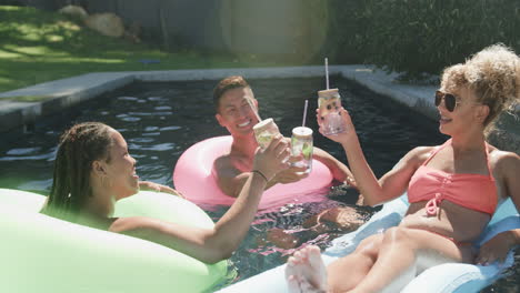 Diversos-Amigos-Disfrutan-De-Un-Día-Soleado-En-La-Piscina,-Con-Espacio-Para-Copiar