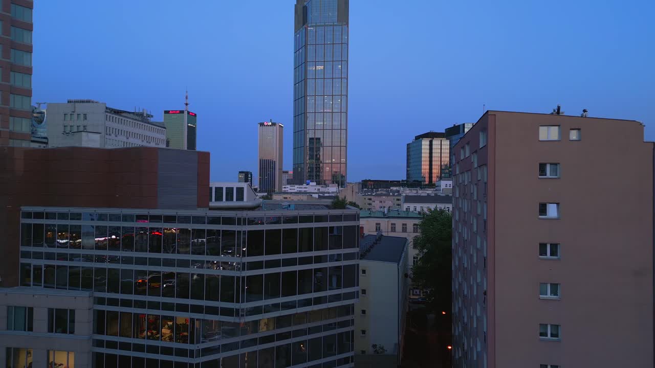 el contraste de una ciudad moderna