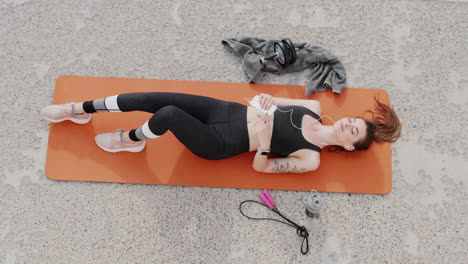 una mujer caucásica haciendo deporte al aire libre.