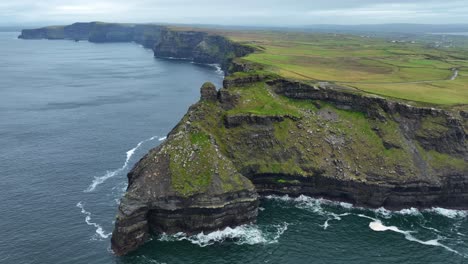 Drohnenschwenken-Der-Klippen-Von-Moher-Wild-Atlantic-Way,-Raue-Landschaften-Irlands-An-Einem-November-Wintertag