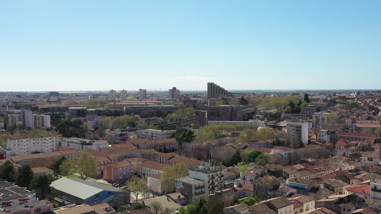 Hermosa toma de dron sobre el barrio de Beaux Arts de Montpellier con el centro de la ciudad