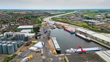 Impresionantes-Imágenes-Aéreas-De-Drones-Muestran-Boston,-Lincolnshire:-Puerto,-Barcos,-Iglesia-De-Saint-Botolph,-Puente-De-Saint-Botolph