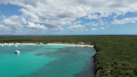 Aguas-Turquesas-De-La-Isla-Catalina-Y-Una-Exuberante-Costa-Verde-Con-Barcos-Anclados-Cerca-De-La-Costa,-Vista-Aérea