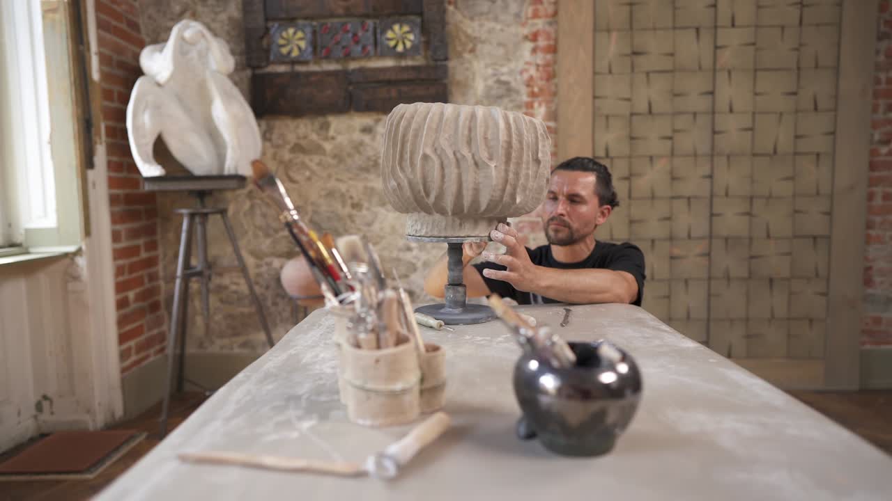 영감받은 도자기가 세라 을 형성하는 측면 전망 - 전문적인 도구로 만든 점토 제품 - 작업실에서 일하는 예술가 - 걸작을 만드는 것