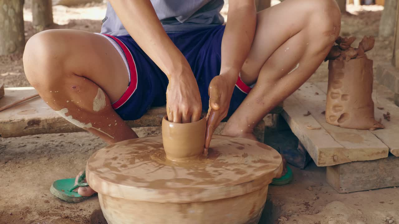 Uomo di campagna che crea un vaso di argilla, video in 4K