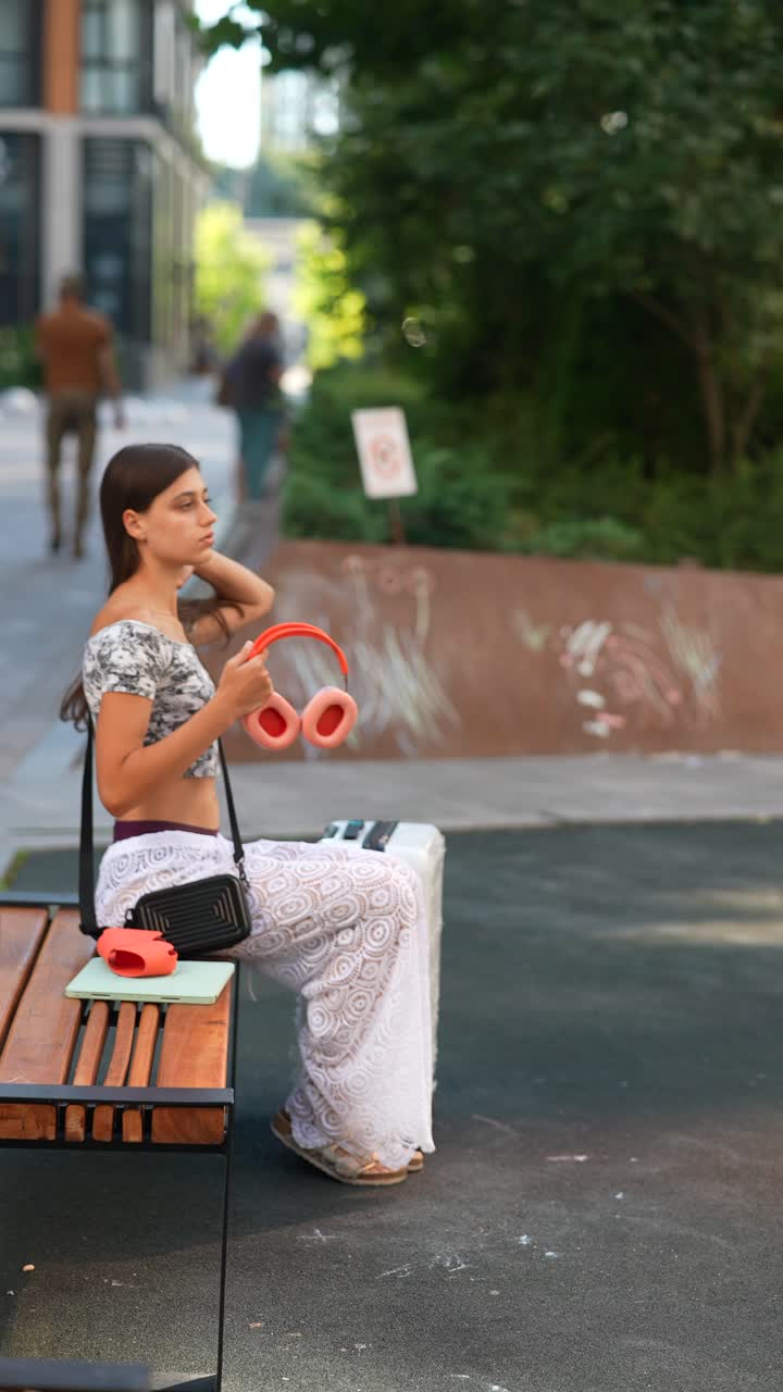 도시 공원 벤치에서 휴식을 취하는 젊은 여성