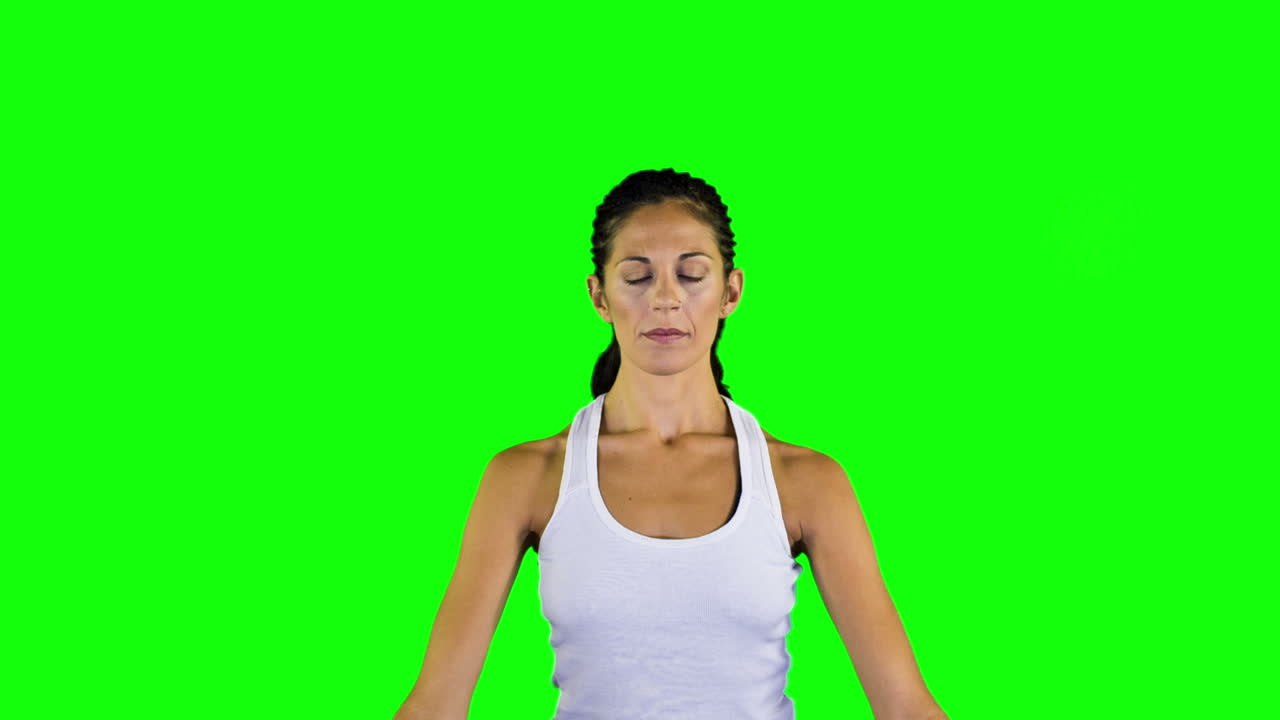 mujer haciendo yoga pantalla verde 00