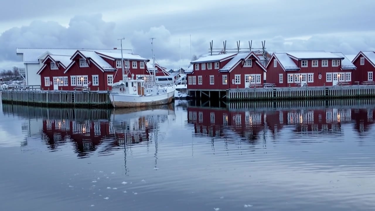 Stille sjø med krusninger og små isfjell i Svolvær, Norge.