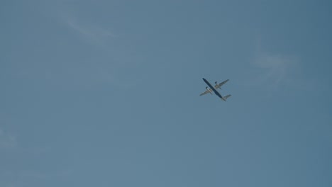 excellent shot of the plane in flight