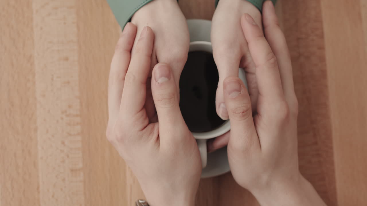 커플 이 커피 컵 을 들고 있다