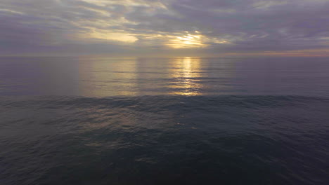 Sudáfrica-Dron-Aéreo-Cinemática-Delfines-Vaina-Natación-Amanecer-Puesta-De-Sol-Temprano-En-La-Mañana-óceano-Surf-Olas-Jbay-Jefferys-Bay-Océano-índico-Profundo-Agua-Azul-Agua-Nublado-Dorado-Adelante-Al-Mar-Movimiento