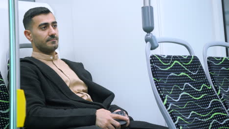 hombre sentado en un tren