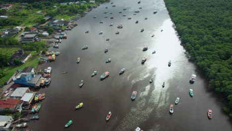 coloridos barcos de pesca en un río de la selva