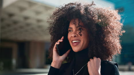 Al-Aire-Libre,-Llamada-Telefónica-Y-Mujer-Con-Una-Sonrisa