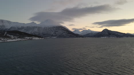 picos de las montañas blancas del norte de noruega en una puesta de sol de invierno - toma aérea