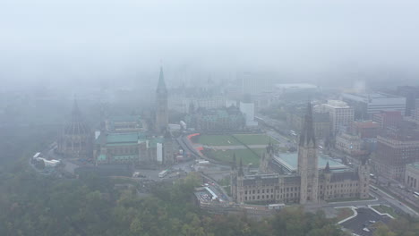 Luftaufnahme-Des-Kanadischen-Parlaments-Durch-Dichten-Nebel
