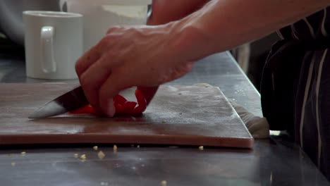 Ein-Koch-Zerdrückt-Und-Schneidet-Einen-Abschnitt-Einer-Paprika,-Der-Für-Einen-Salat-Bereit-Ist