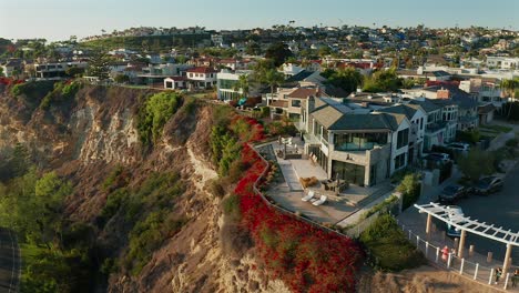 Vista-Aérea-De-Viviendas-De-Alto-Nivel-Junto-Al-Acantilado-En-Dana-Point,-California