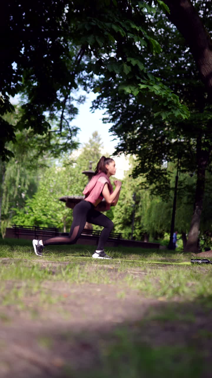 mujer haciendo ejercicio en un parque