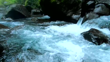 Corriente-Del-Río-Debajo-De-Las-Cataratas-De-Natigbasan