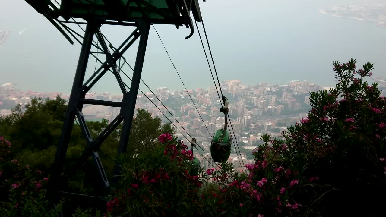 Funivia in funzione a Jounieh, Libano