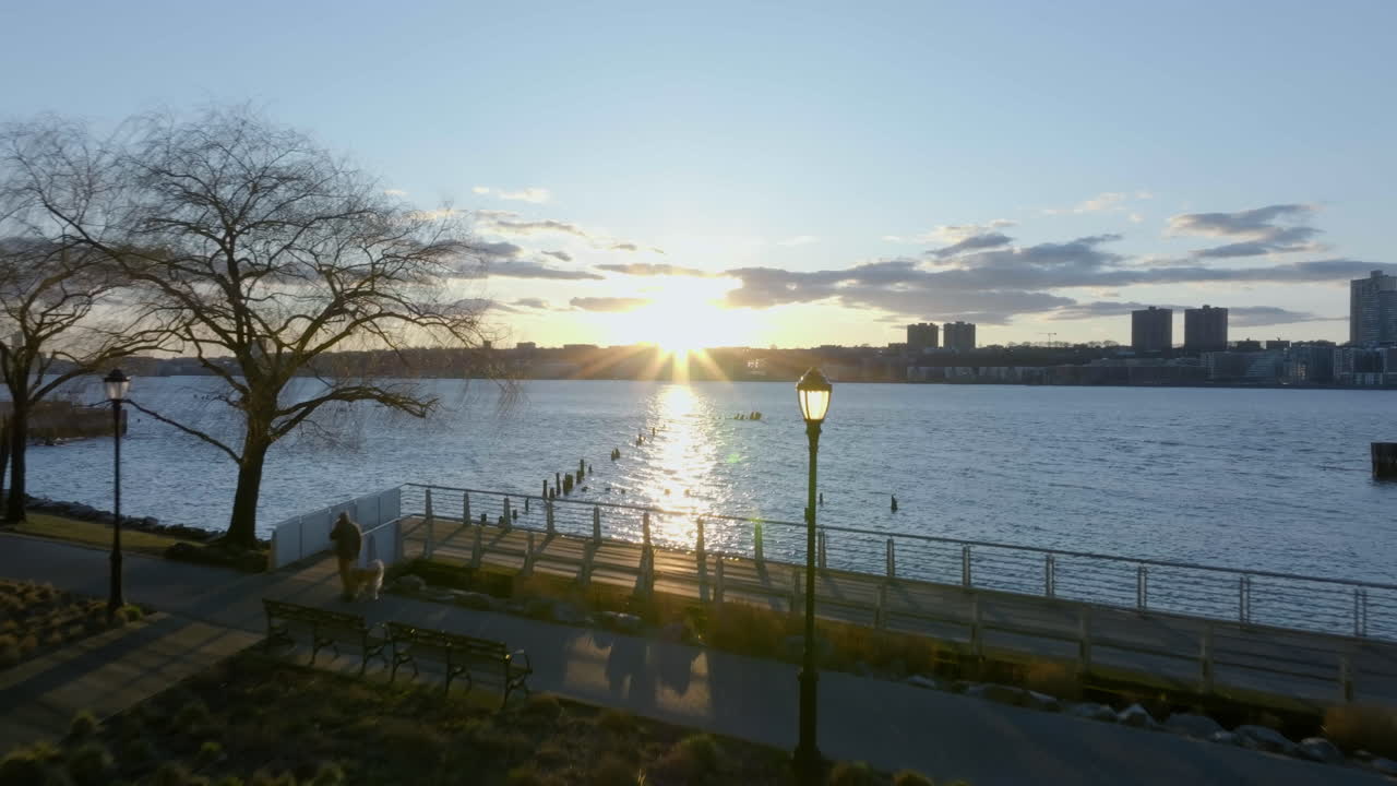 자전거를 타고 허드슨 강 연안을 걷는 사람들, 뉴욕의 일출 - 공중 전망