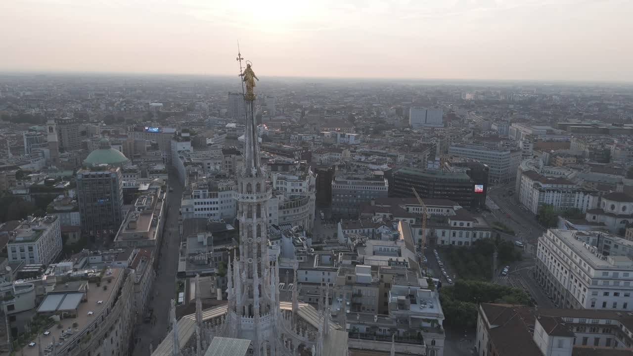 imágenes impresionantes del duomo de milán: perspectivas únicas con drones cinematográficos y fpv. detalles impresionantes y atmósfera icónica.