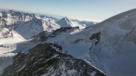 Luftaufnahme-Eines-Felsigen,-Schneebedeckten-Bergrückens,-Winterlandschaft