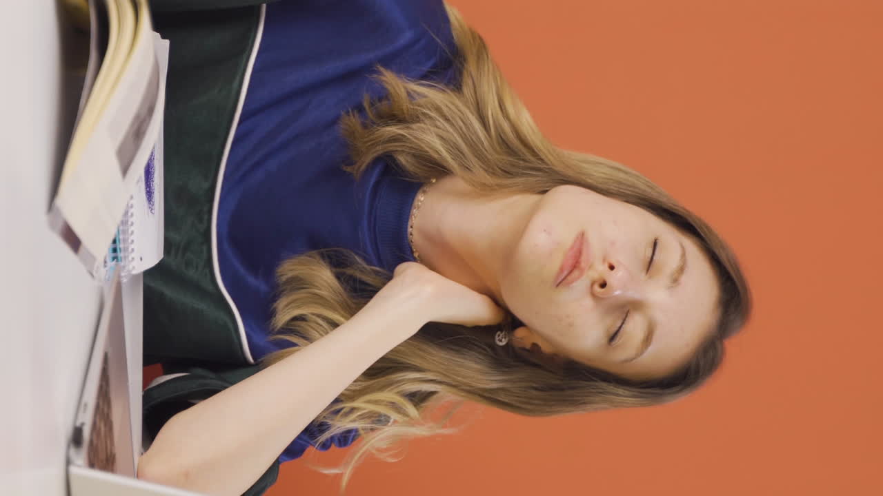 목이 아픈 젊은 여성의 수직 비디오.