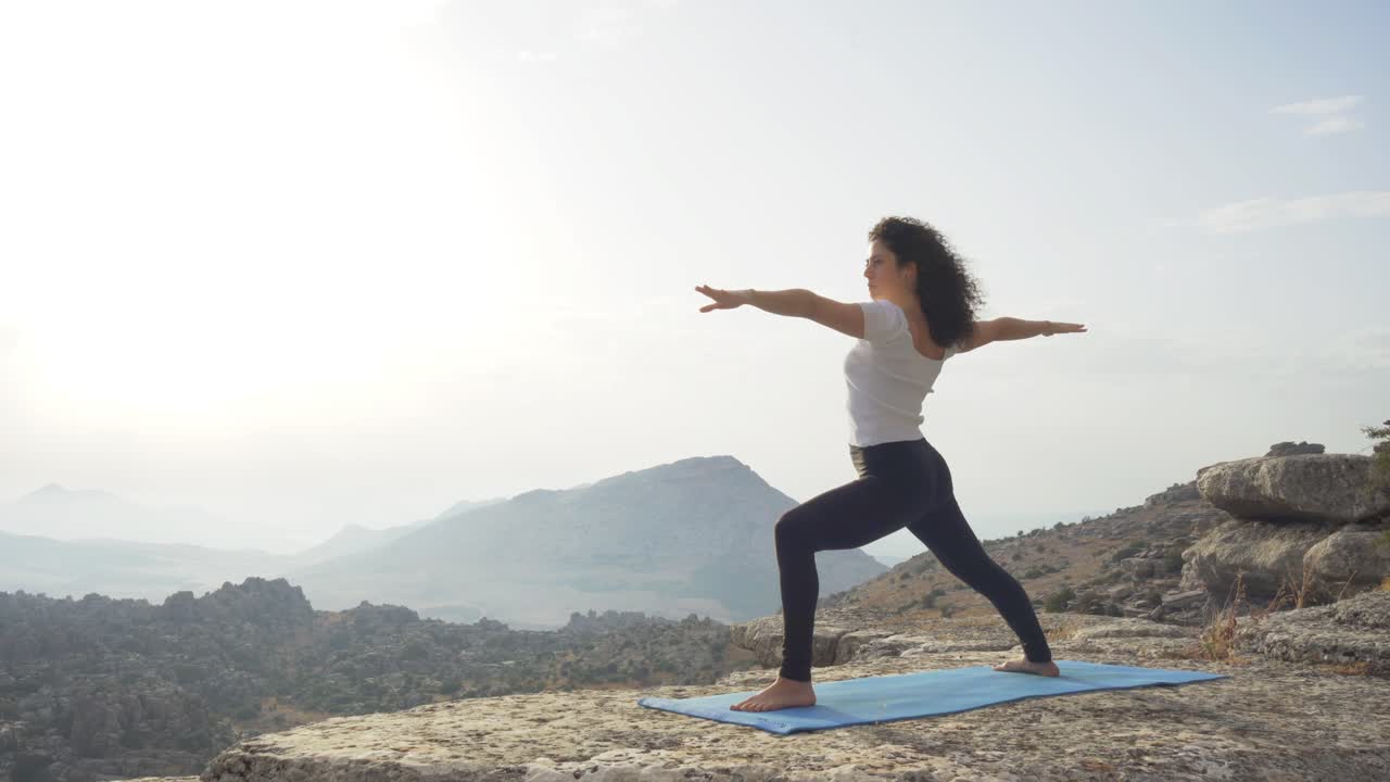 mujer irreconocible practicando asana de yoga de equilibrio en la naturaleza