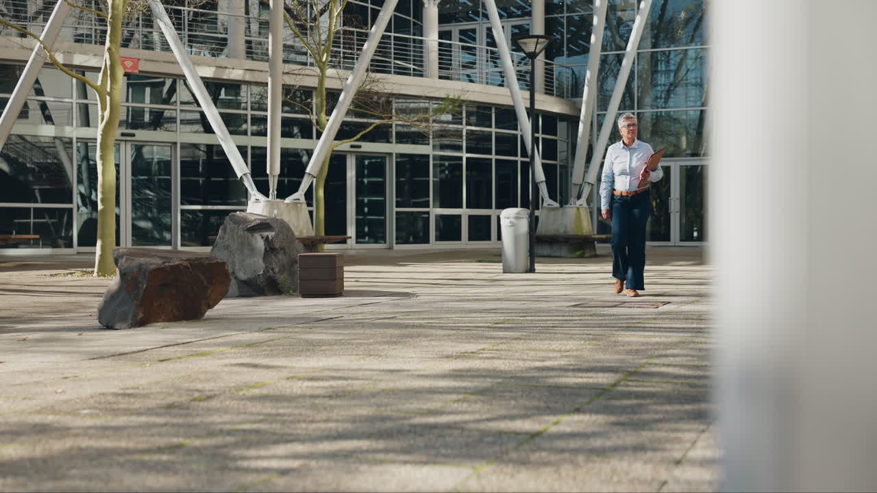 도시, 기 및 사업 여성 건물에 의해