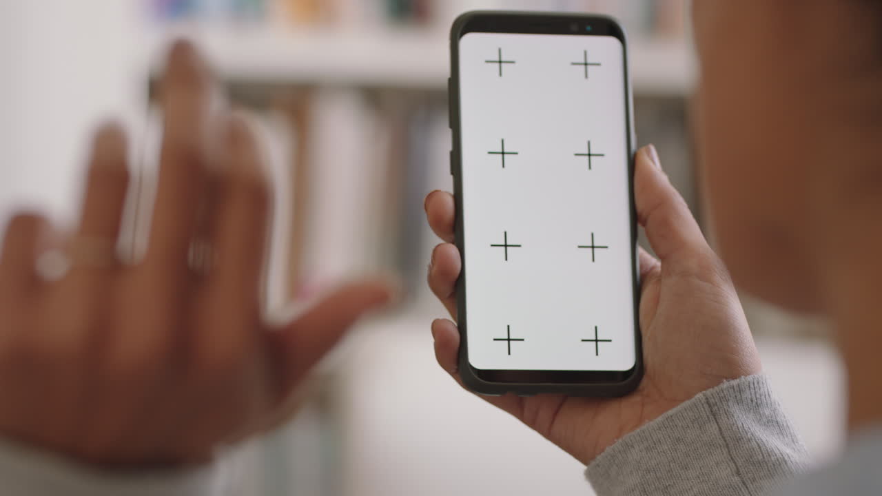 mujer joven usando un teléfono inteligente teniendo una videochat agitando la mano en la pantalla verde disfrutando de charlar en el teléfono móvil pantalla de tecla croma orientación vertical