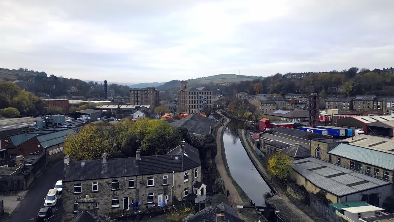 Tipica città industriale, villaggio nel cuore delle desolanti colline dei Pennini dello Yorkshire.