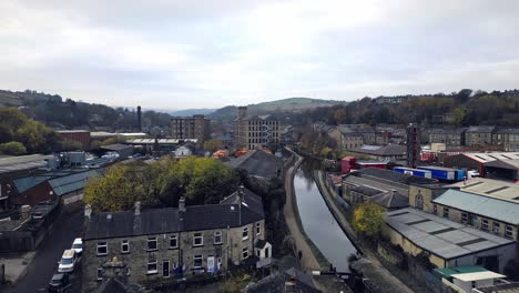 Pueblo-Industrial-Típico,-Pueblo-En-El-Corazón-De-Las-Sombrías-Colinas-De-Peniques-De-Yorkshire