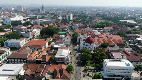 Tejados-Coloridos-Y-Horizonte-Infinito-De-La-Ciudad-De-Semarang-En-Indonesia,-Vista-Aérea