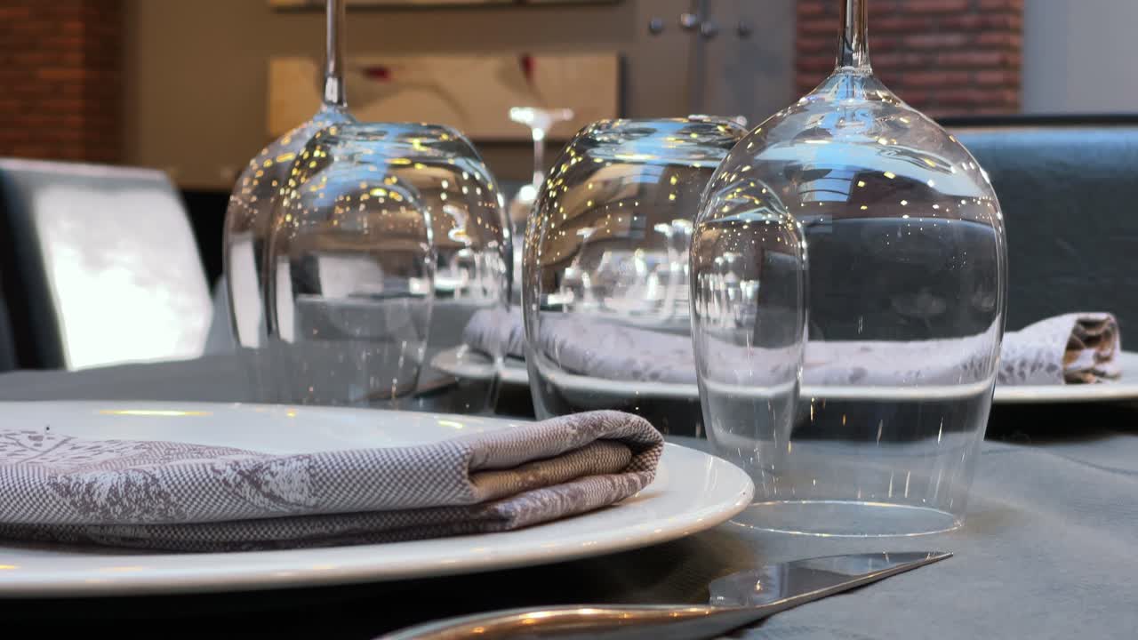 스페인의 한 레스토랑에서 옷을 입은 의자가 있는 쇼 테이블