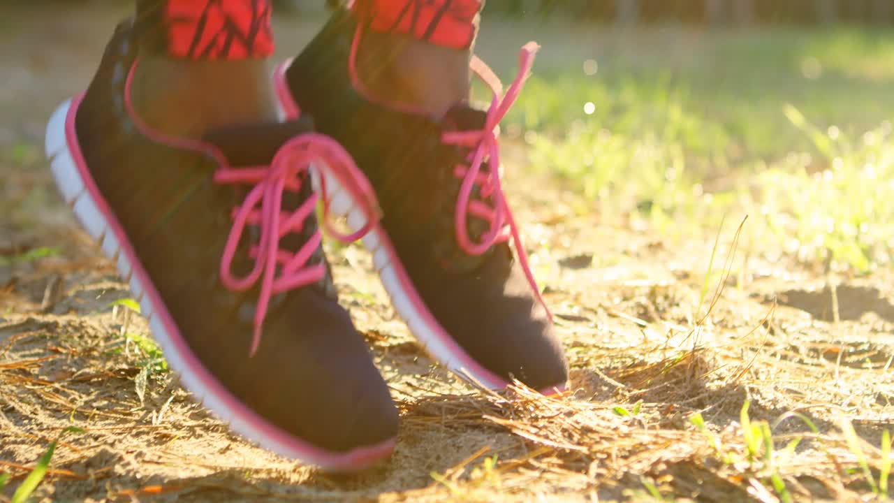 숲 에서 운동 을 하는 여자 운동 선수 4k