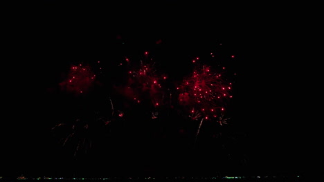 gran espectáculo de fuegos artificiales durante las festividades de fin de año