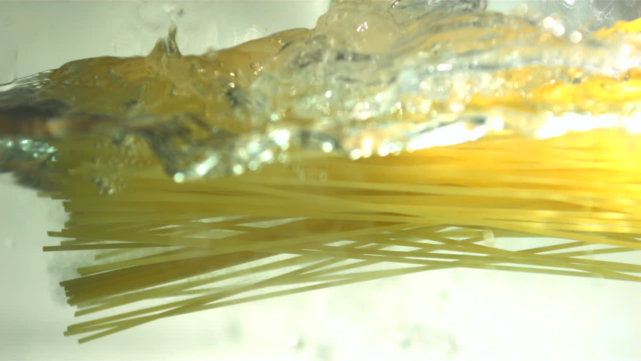 스파게티가 물에 떨어지는 것